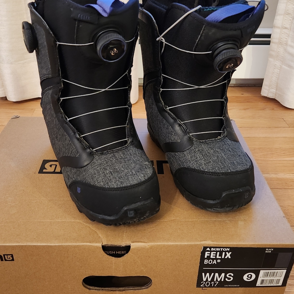 Gray Snowboard Boots with Black Accents - Picture 7 of 7